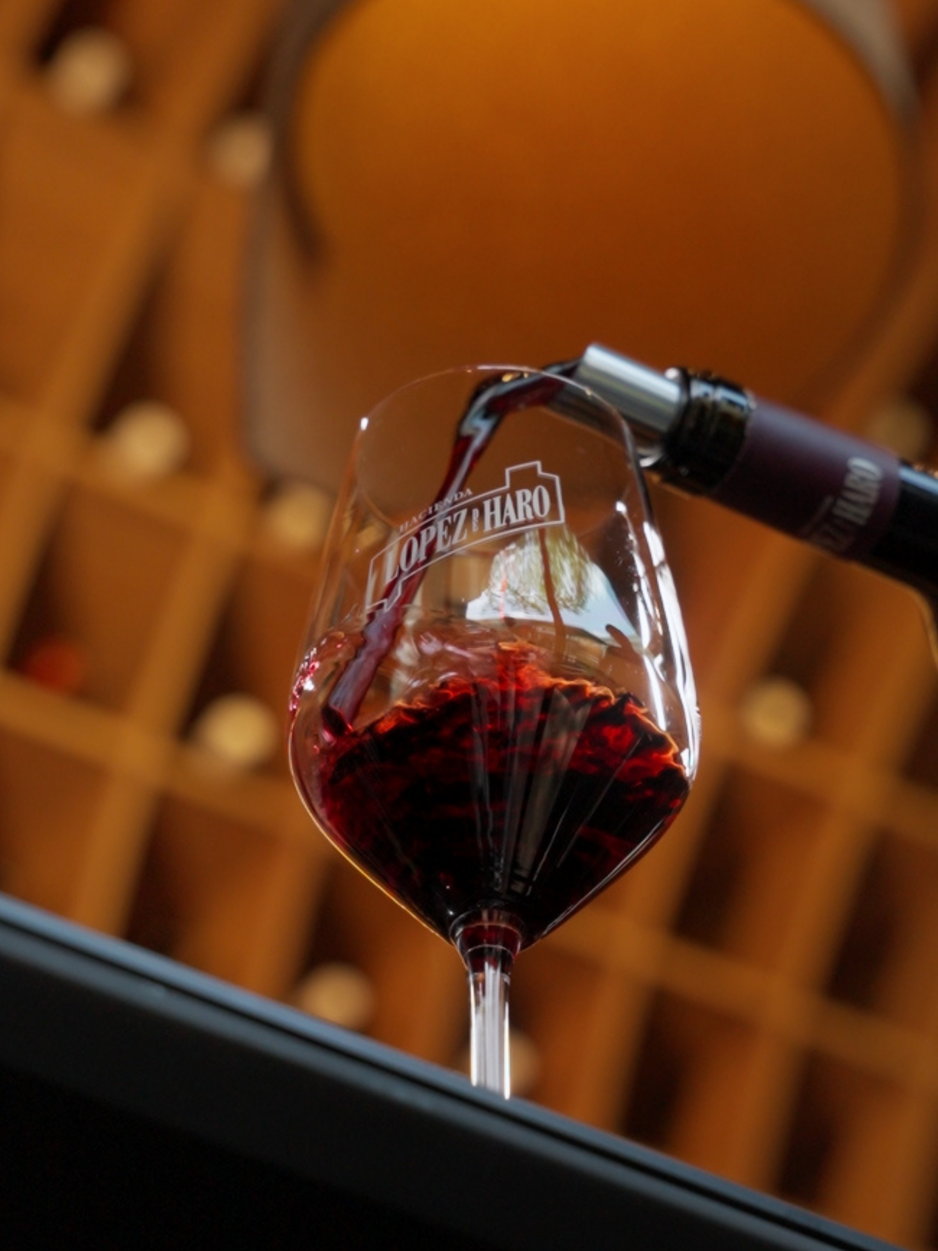 Copa de vino servida en la cava